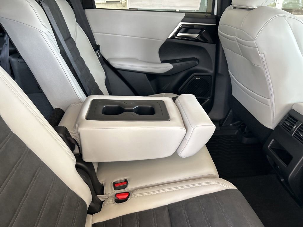 New 2026 Mitsubishi Outlander SE image 29