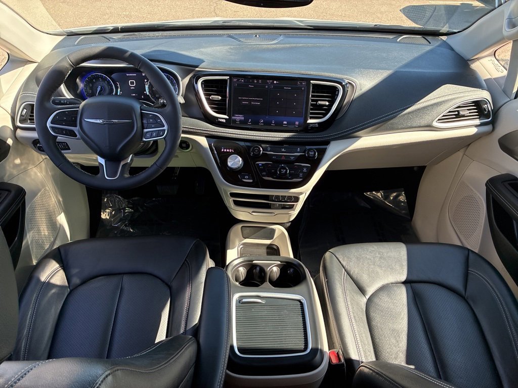 Used 2022 Chrysler Pacifica Touring-L image 14