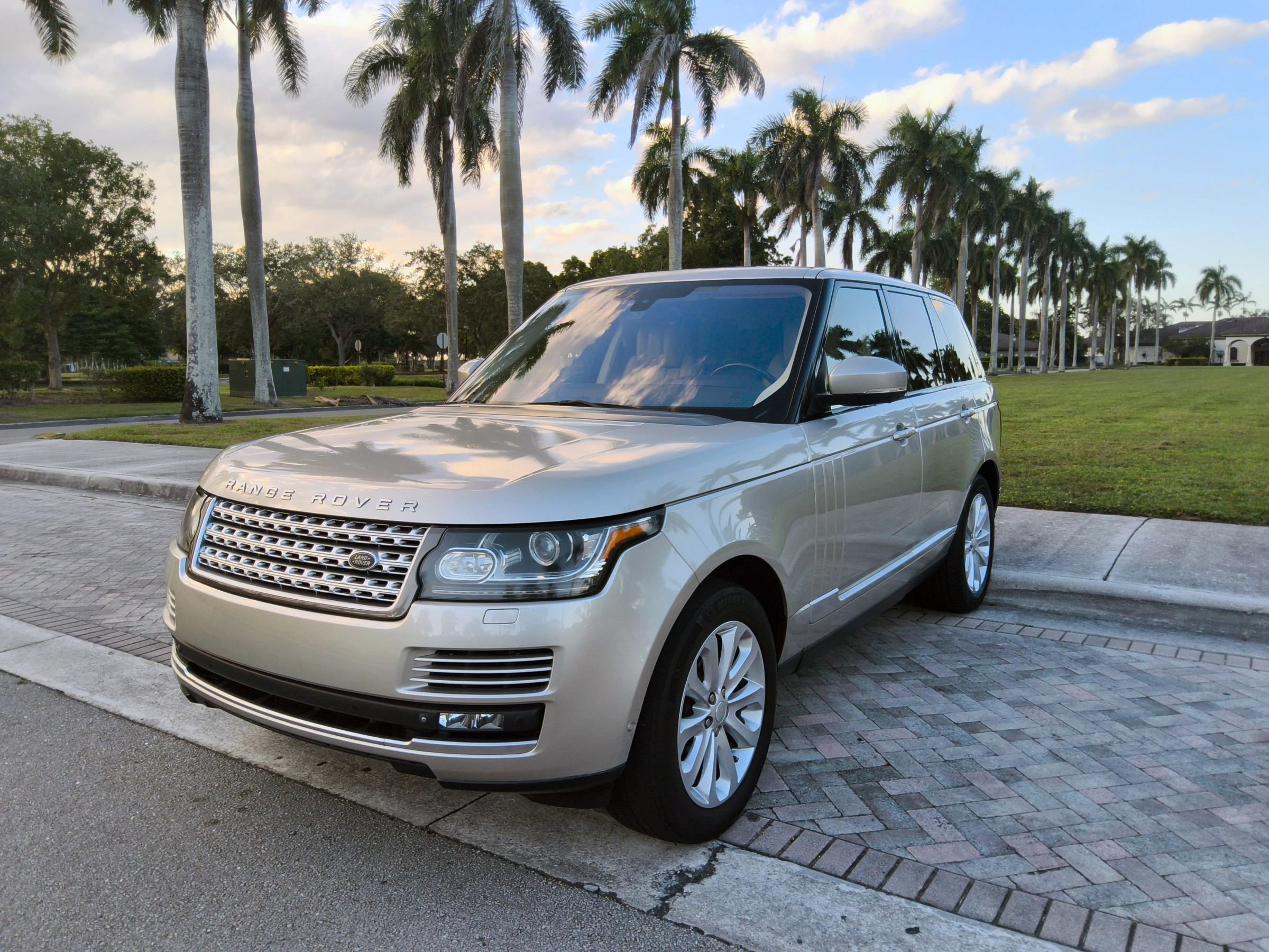 Used 2015 Land Rover Range Rover HSE image 2