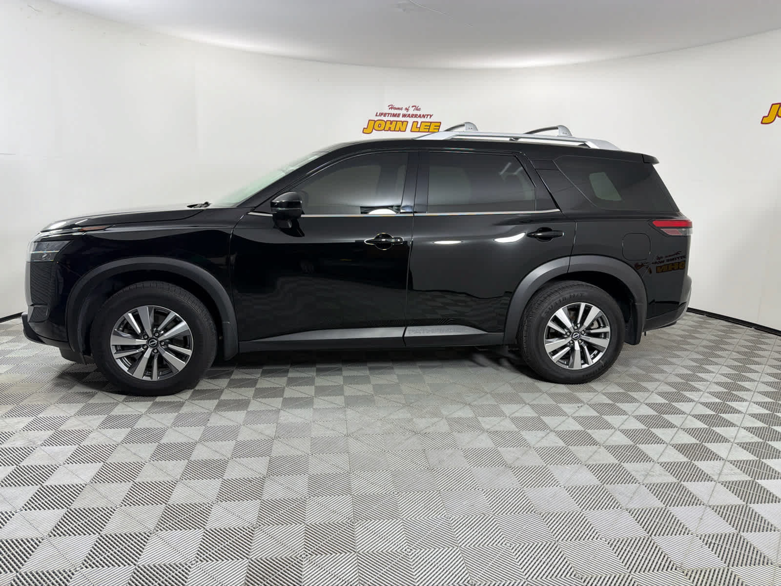Used 2022 Nissan Pathfinder SL AWD/4WD image 2