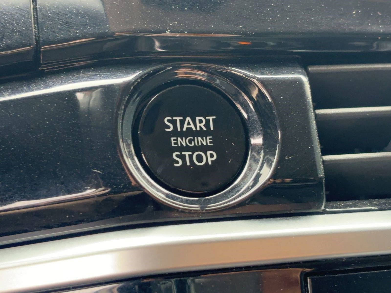 Used 2025 Nissan Pathfinder SV image 24