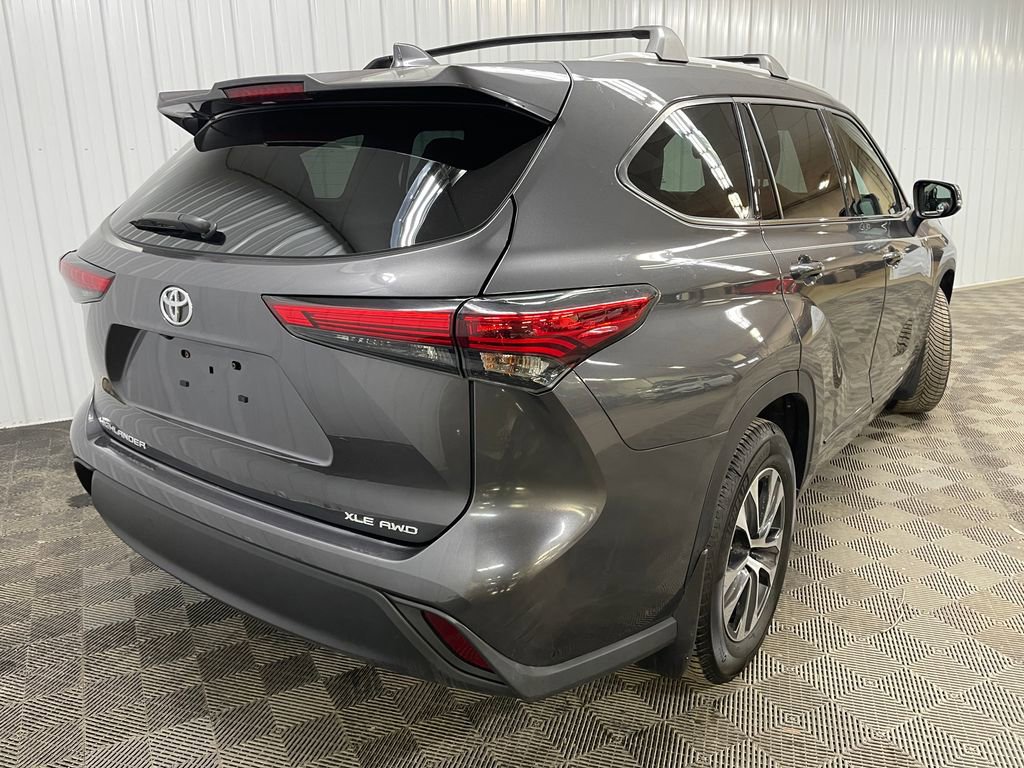 Used 2022 Toyota Highlander XLE image 4