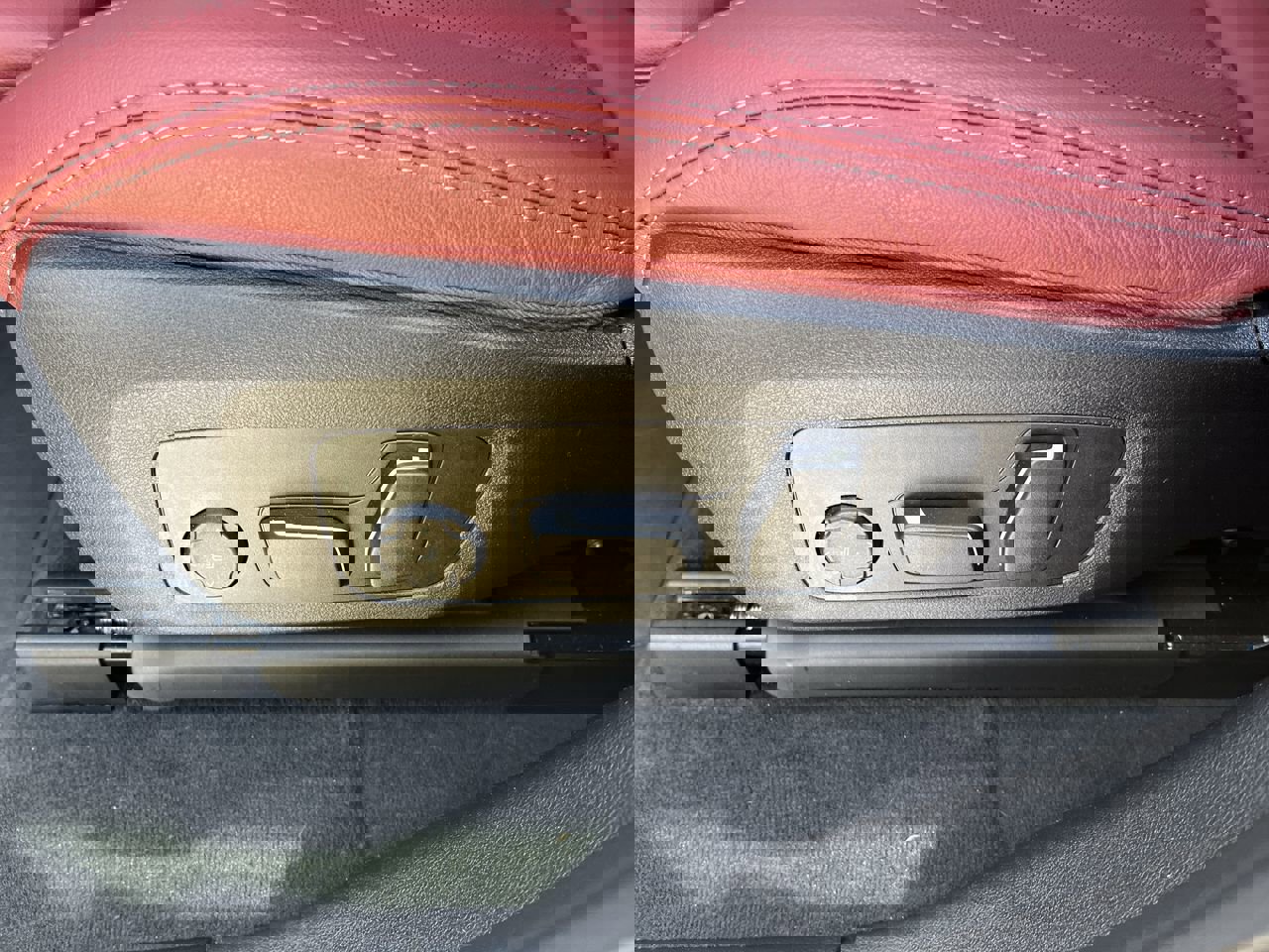 Certified 2025 BMW X4 xDrive30i image 15