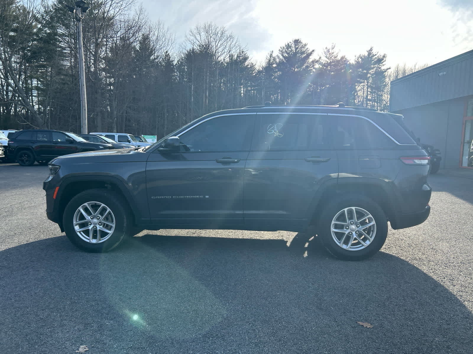 Used 2023 Jeep Grand Cherokee Laredo X image 5