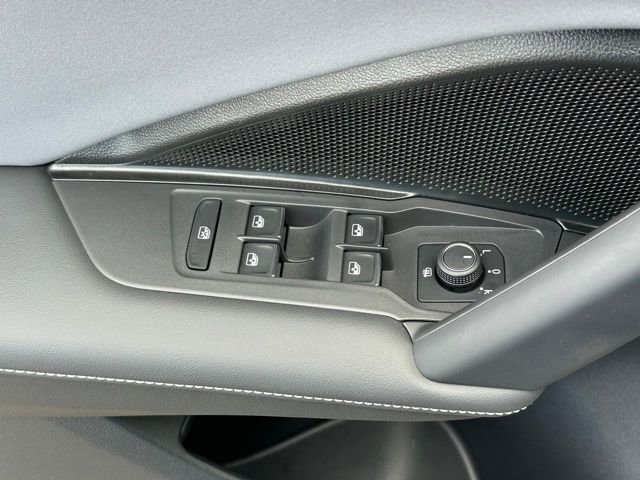 Certified 2025 Volkswagen Tiguan SE w/ Panoramic Sunroof Package image 23