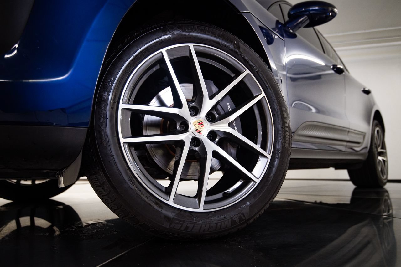 Certified 2024 Porsche Macan AWD/4WD image 12