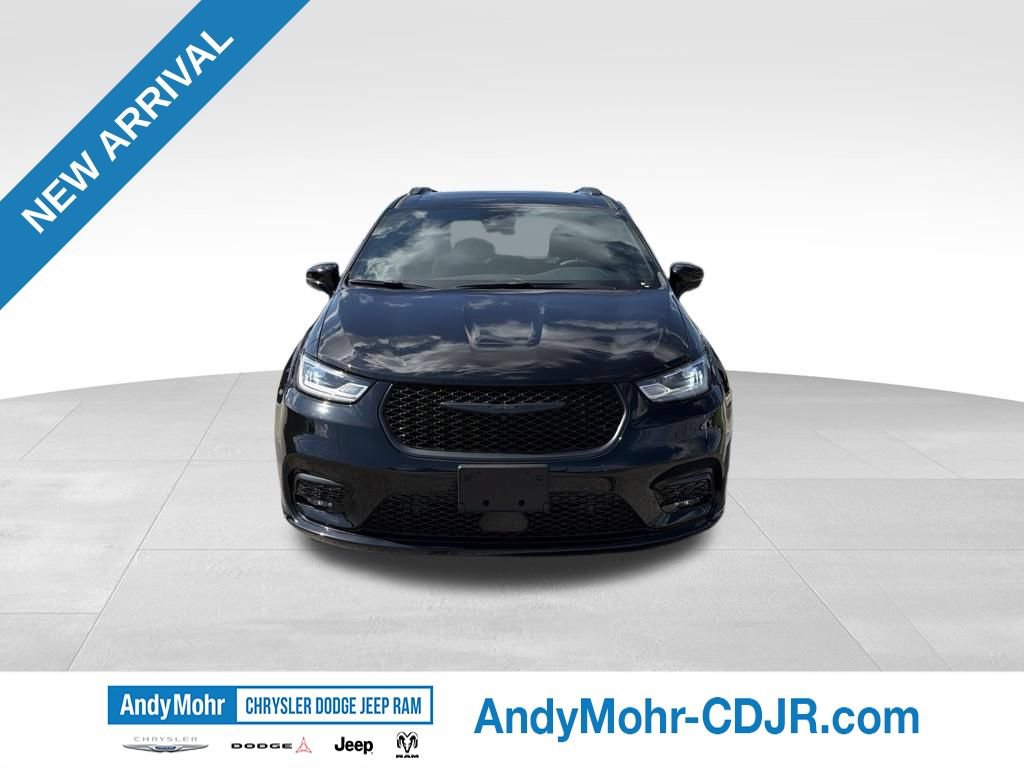 Used 2024 Chrysler Pacifica Touring-L w/ Uconnect Theater Family Group FWD image 2