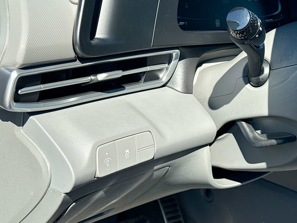 Used 2025 Hyundai Elantra Sport image 11