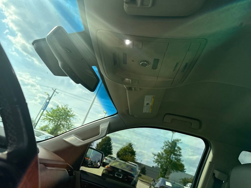 Used 2018 Chevrolet Suburban LT RWD image 16