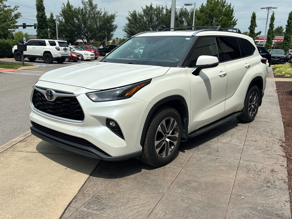 Used 2021 Toyota Highlander XLE AWD/4WD image 8