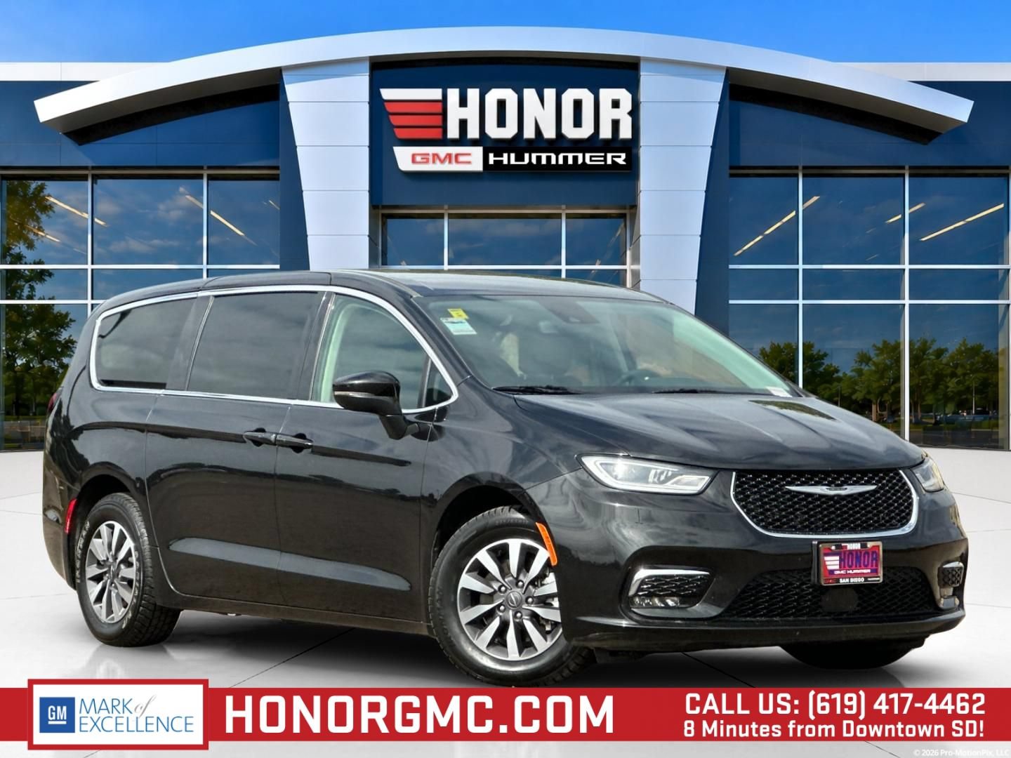 Used 2023 Chrysler Pacifica Touring-L FWD image 1
