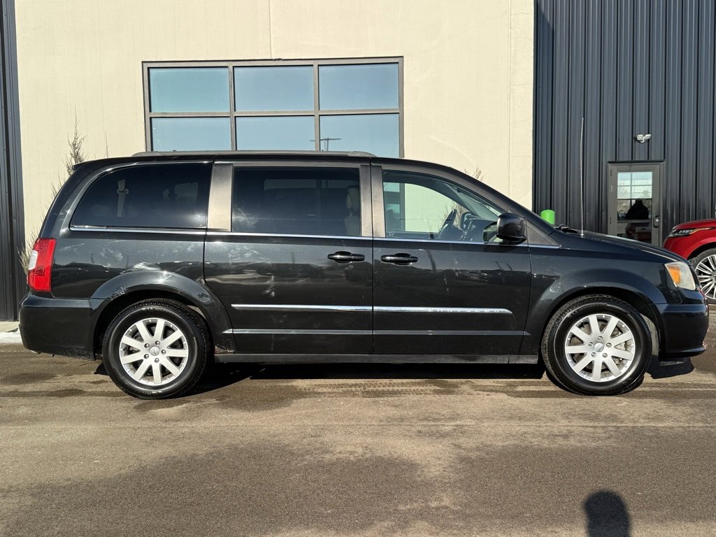 Used 2013 Chrysler Town & Country Touring image 5