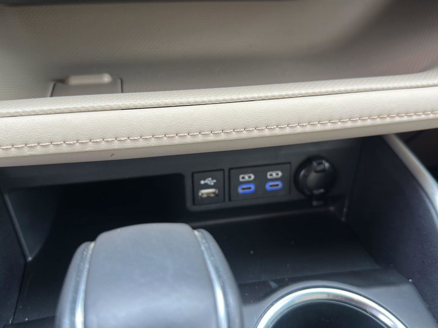 Used 2022 Toyota Highlander XLE AWD/4WD image 12