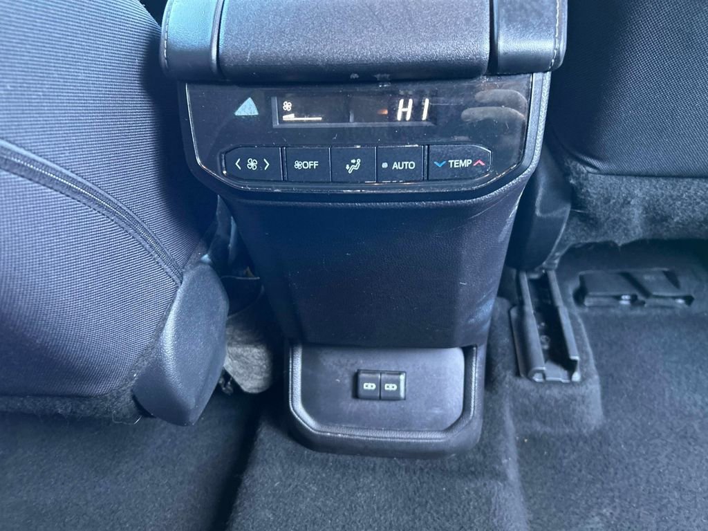 Used 2024 Toyota Highlander LE AWD/4WD image 18