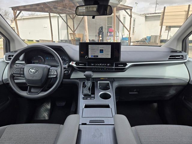 Used 2025 Toyota Sienna LE image 22