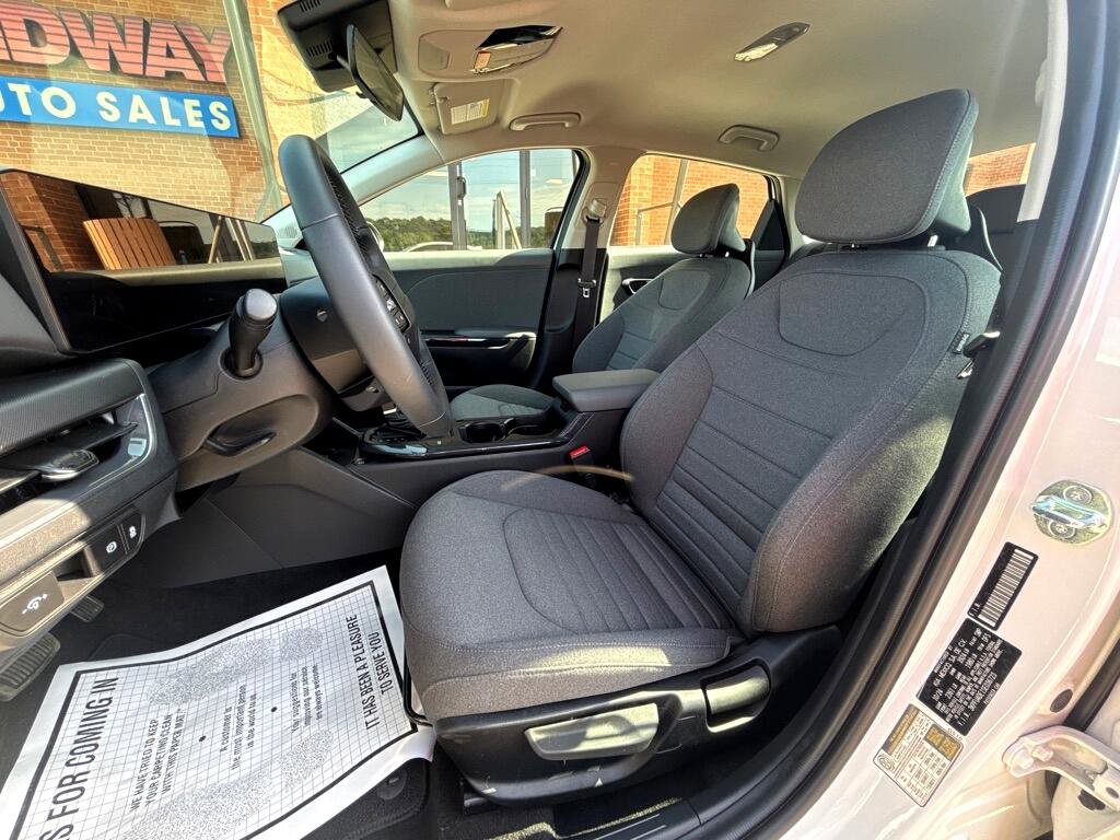 Used 2025 Kia K4 EX image 12