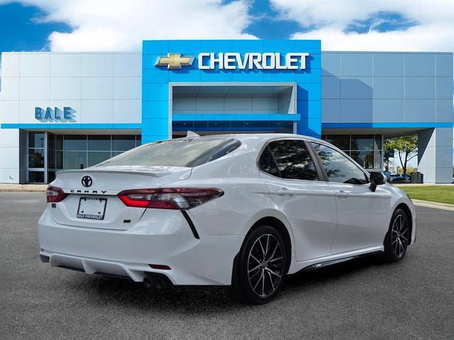 Used 2021 Toyota Camry SE w/ Convenience Package FWD image 3