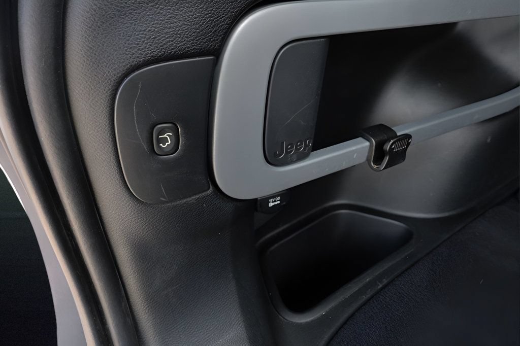Used 2018 Jeep Cherokee Limited FWD image 17