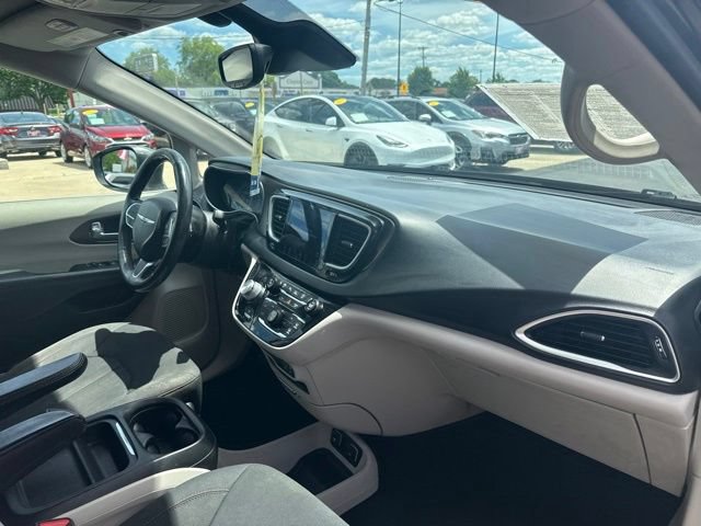 Used 2019 Chrysler Pacifica Touring Plus w/ Advanced Safetytec Group FWD image 22