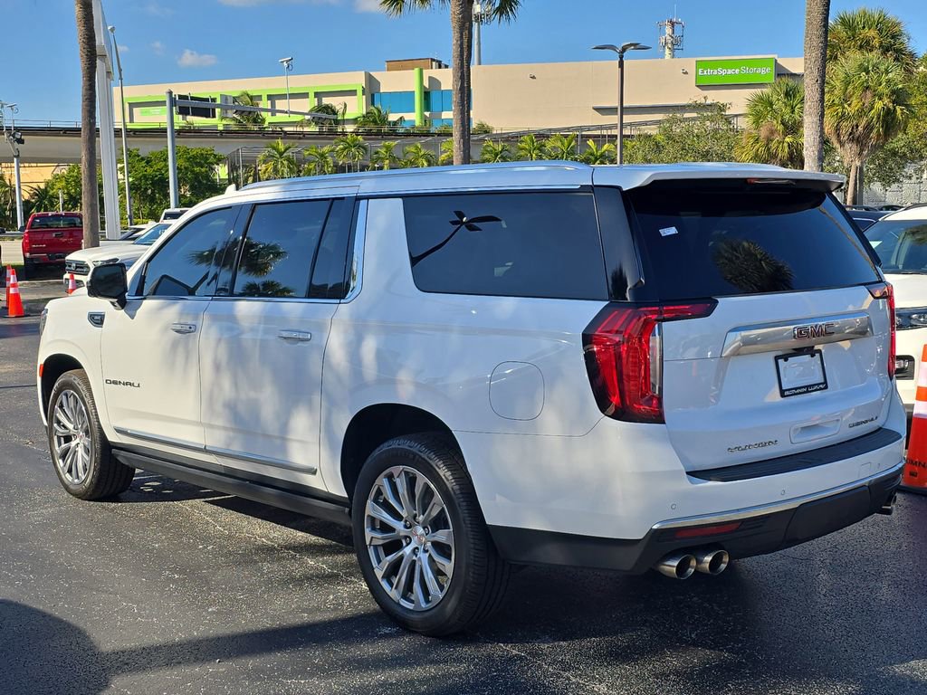 Used 2022 GMC Yukon XL Denali w/ Denali Premium Package image 3