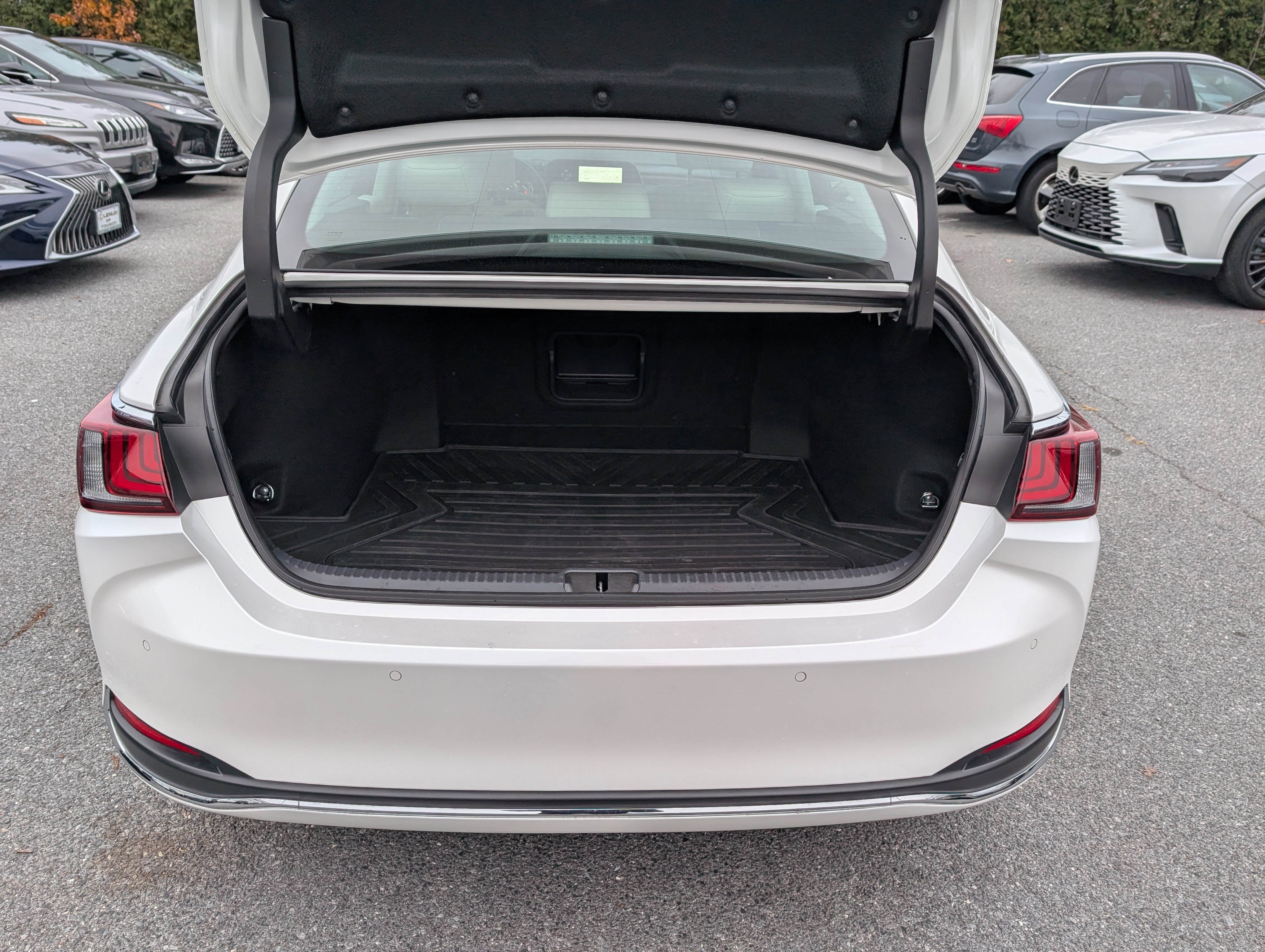 Certified 2025 Lexus ES 300h w/ Premium Package image 13