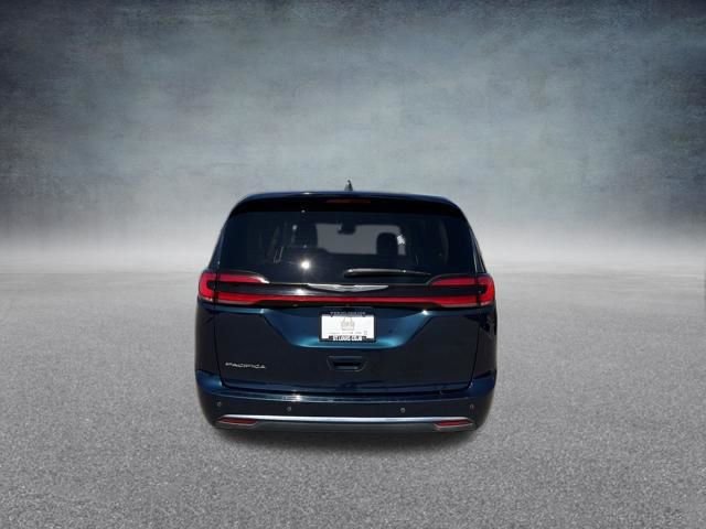 Used 2023 Chrysler Pacifica Touring-L image 6