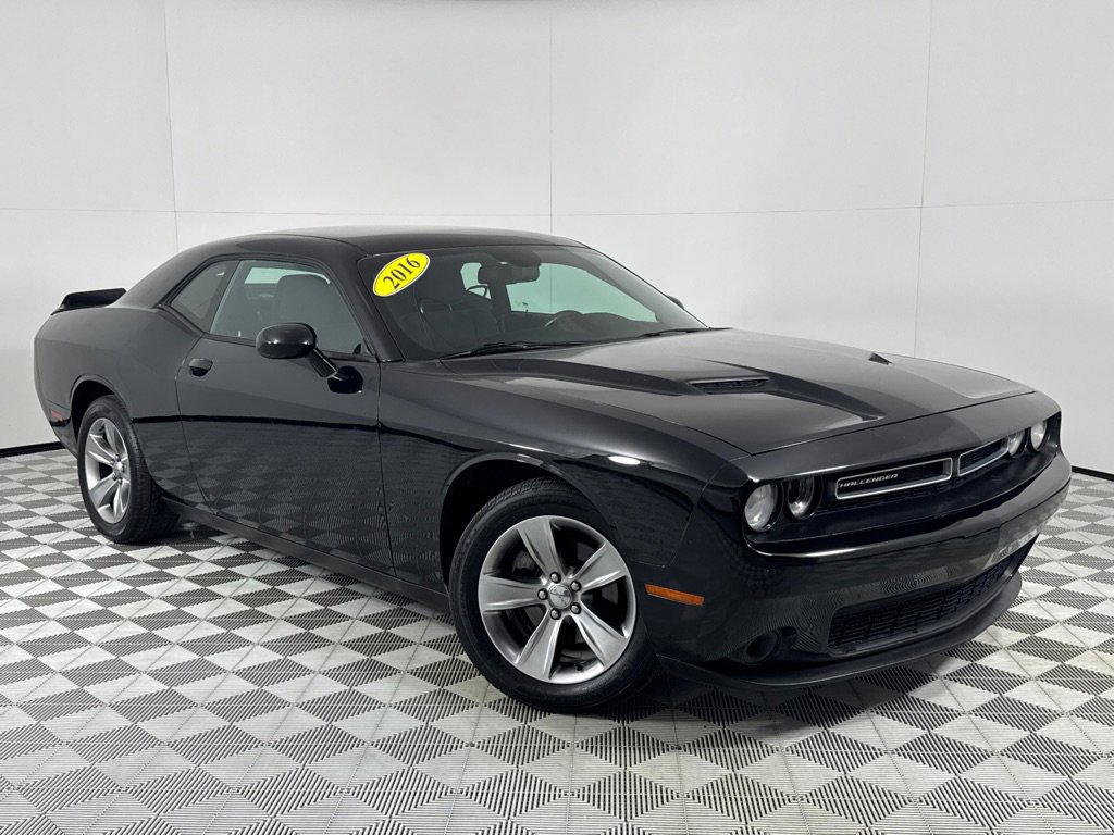 Used 2016 Dodge Challenger SXT image 2