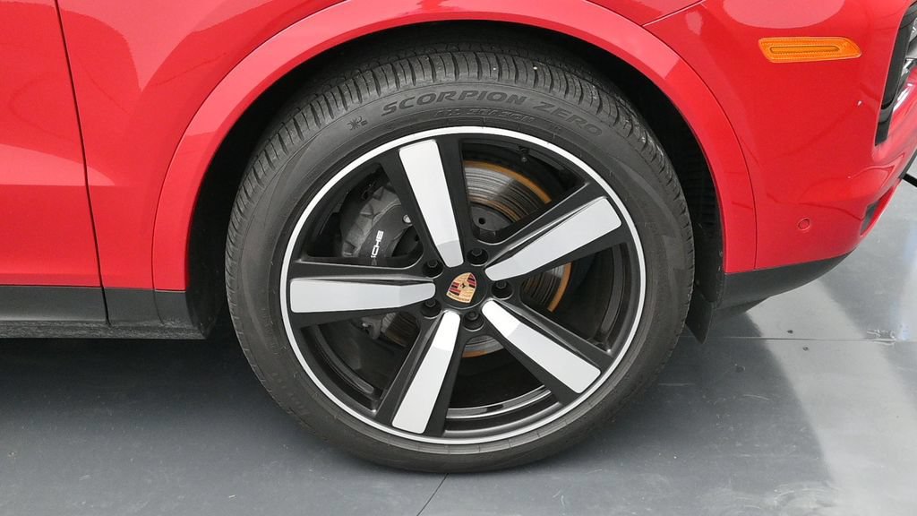 Certified 2025 Porsche Cayenne Coupe AWD/4WD image 16
