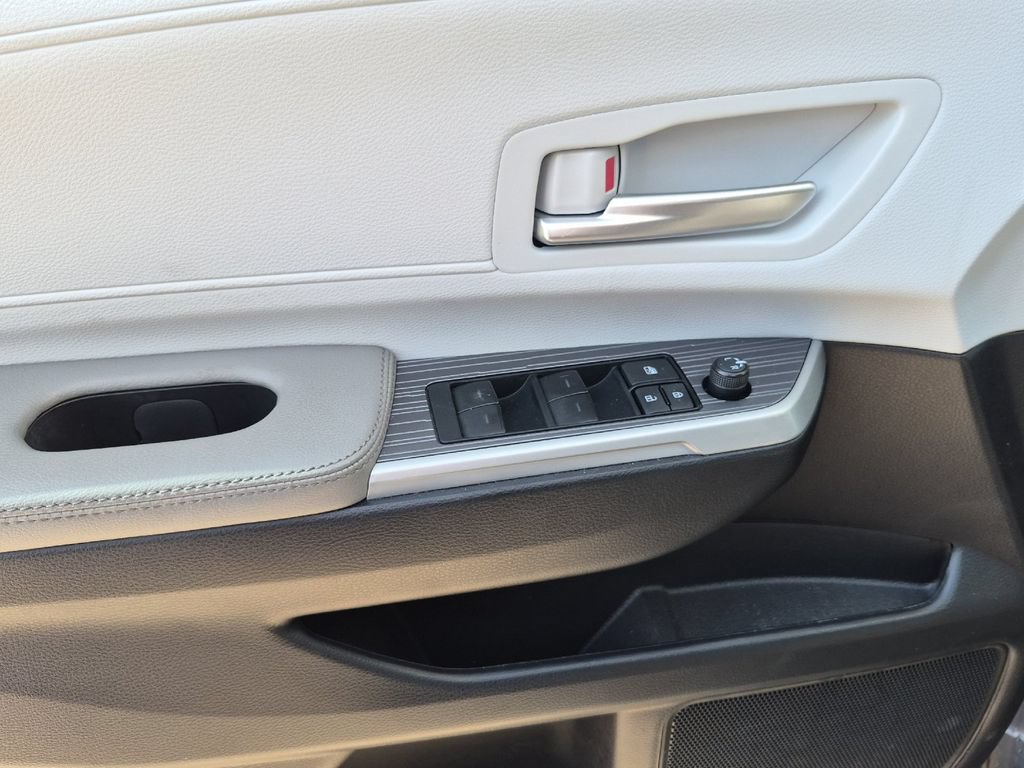 Certified 2025 Toyota Sienna XLE FWD image 11