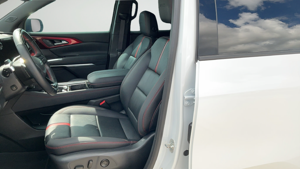 Used 2025 Chevrolet Traverse RS AWD/4WD image 17
