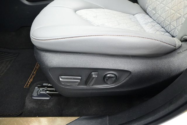 Used 2023 Toyota Highlander Bronze Edition AWD/4WD image 13