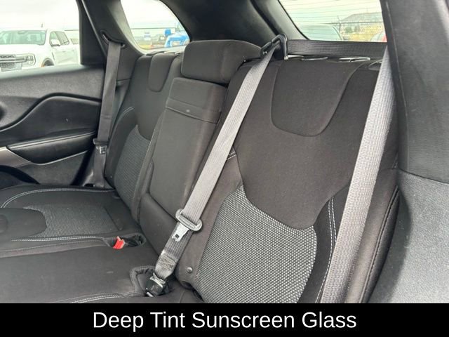 Used 2019 Jeep Cherokee Latitude w/ Cold Weather Group AWD/4WD image 18