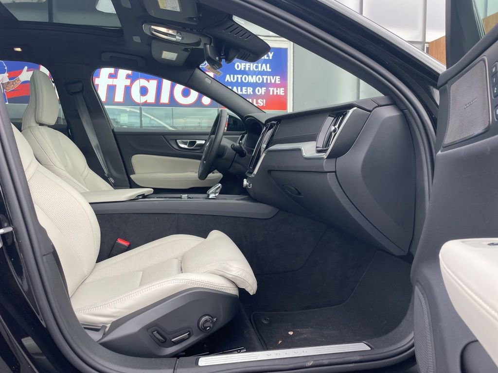 Certified 2025 Volvo V60 B5 Cross Country Ultra image 16