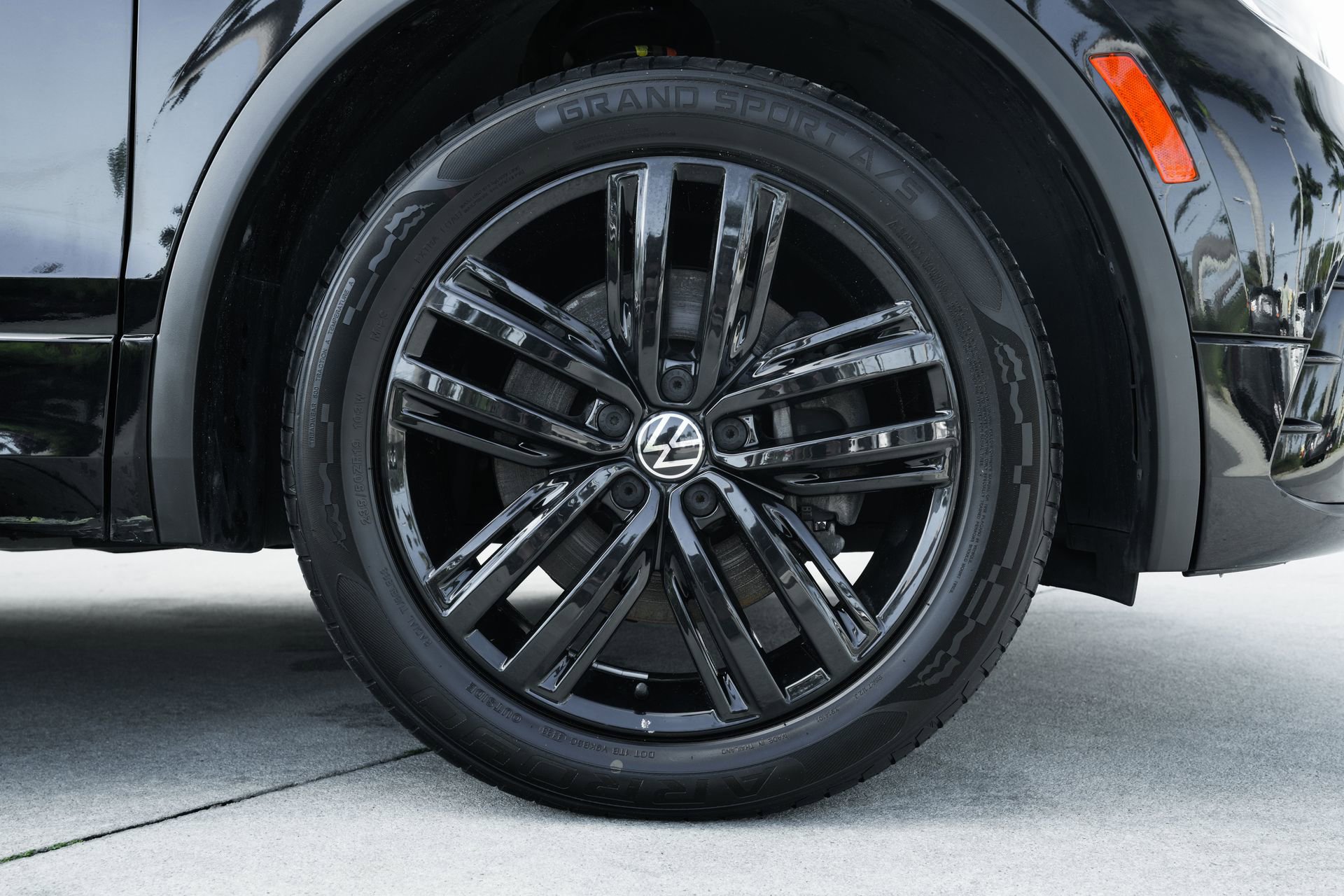 Used 2022 Volkswagen Tiguan SE R-Line image 26