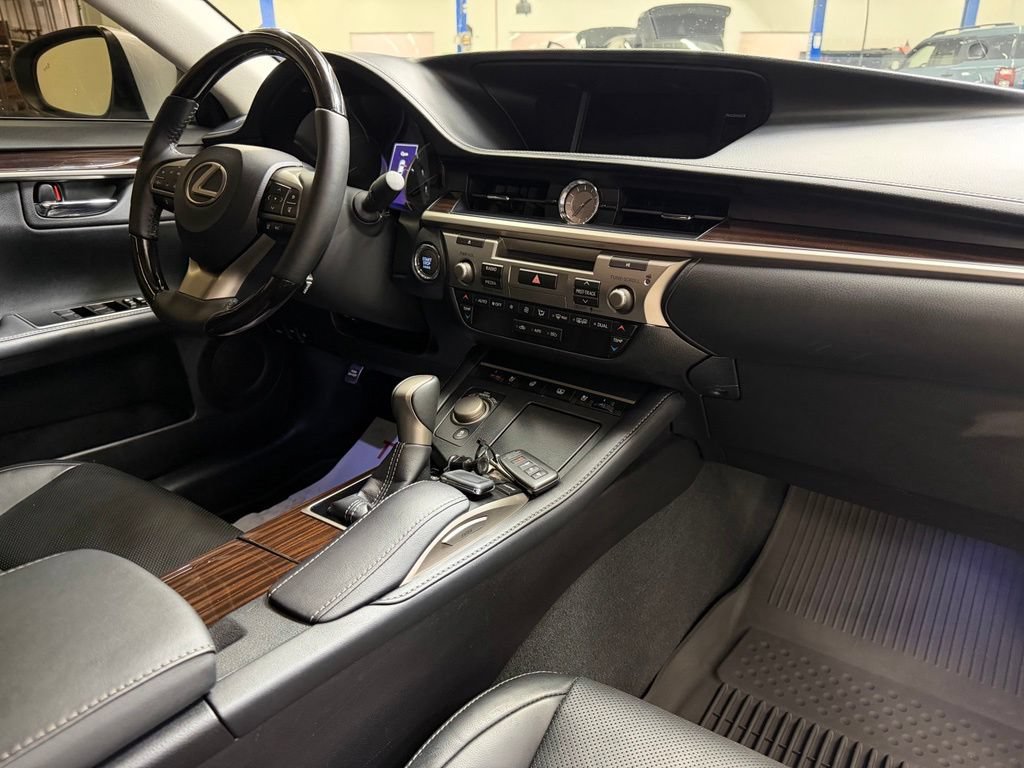 Used 2016 Lexus ES 350 w/ Luxury Package w/Wood Trim FWD image 12