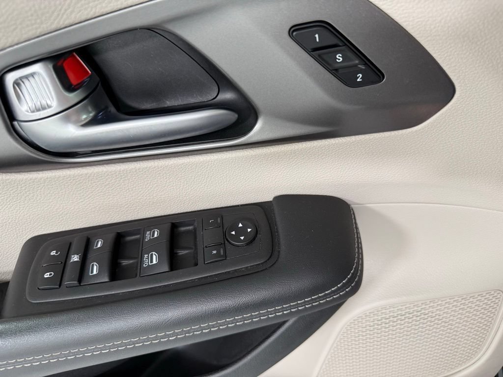Used 2024 Chrysler Pacifica Touring-L FWD image 11