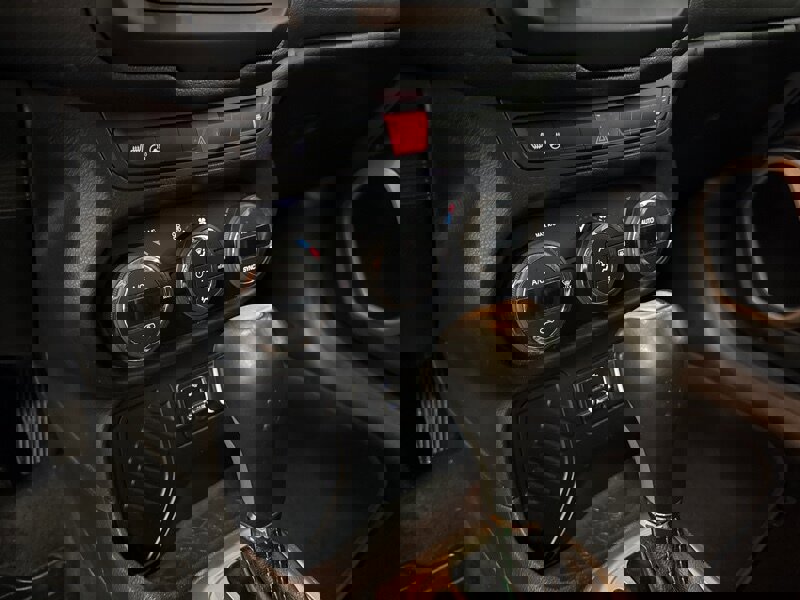 Used 2016 Jeep Renegade Limited image 18