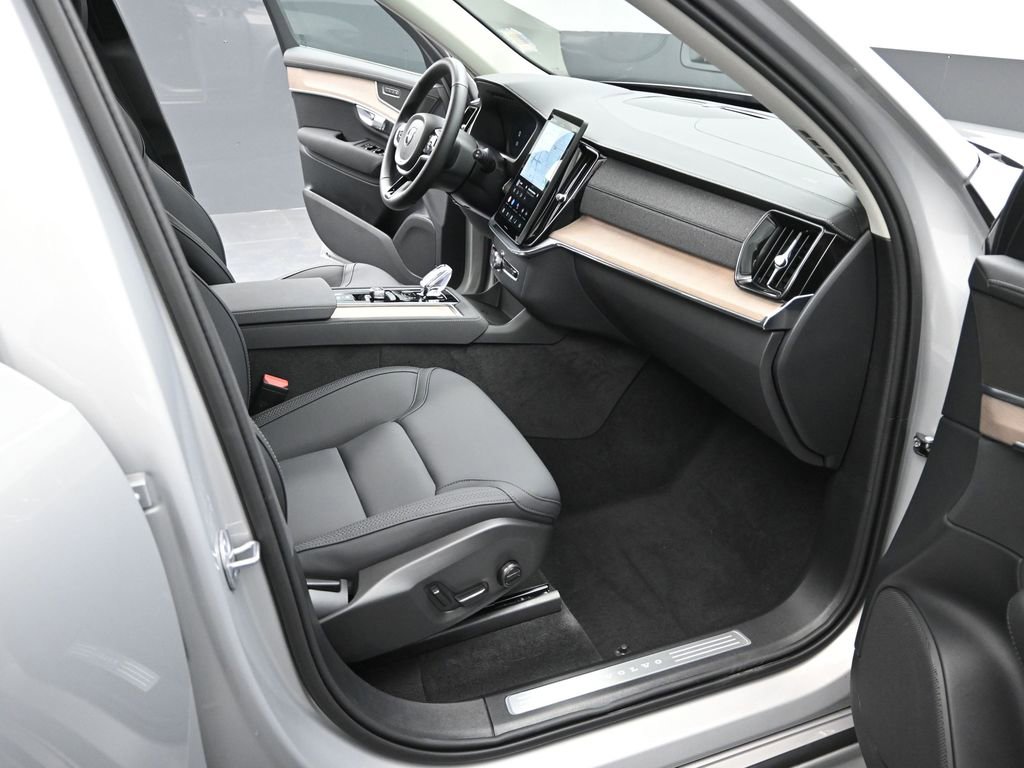 Used 2025 Volvo XC90 B6 Plus image 21