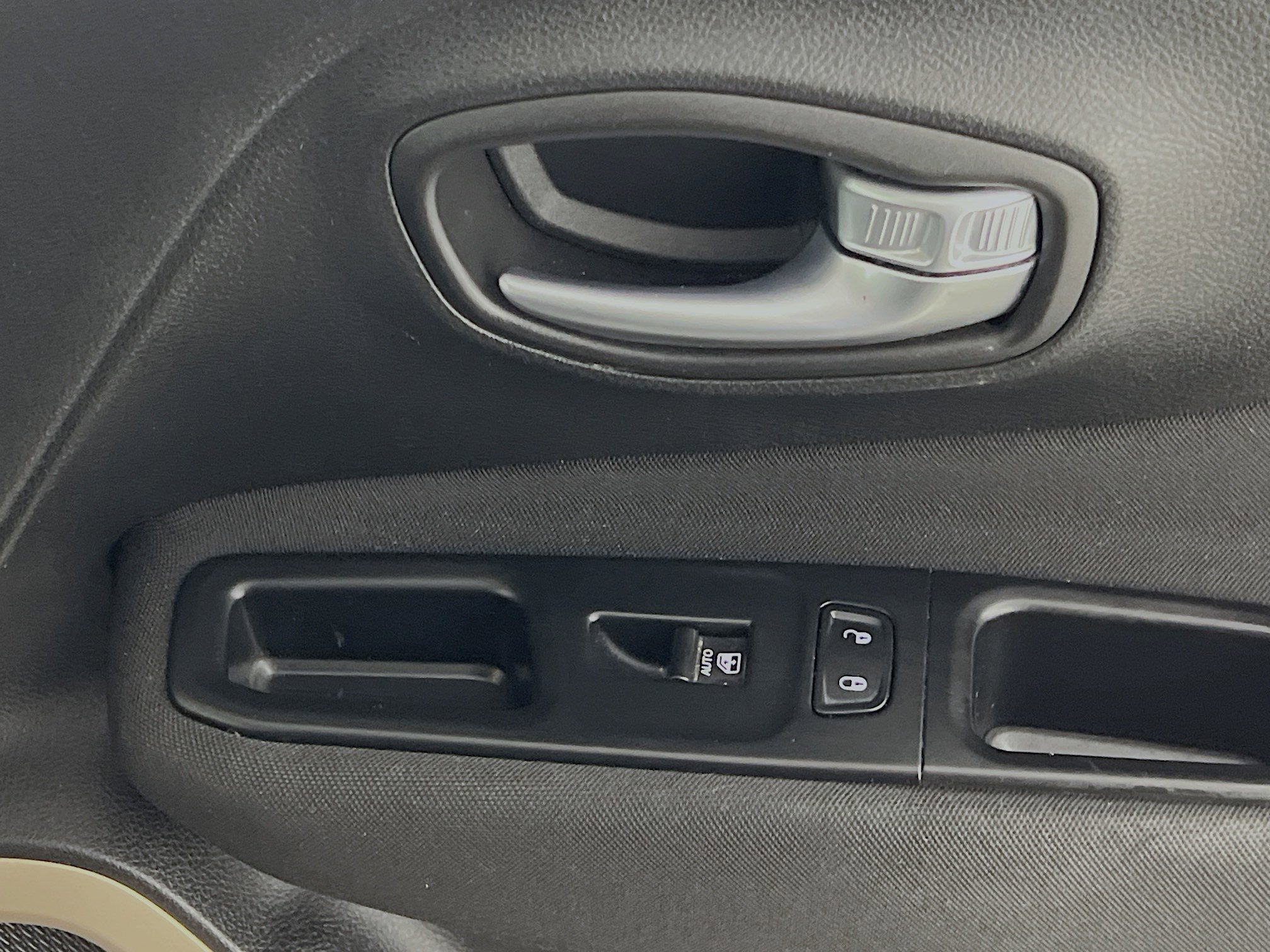 Used 2016 Jeep Renegade Latitude w/ Popular Equipment Group image 32