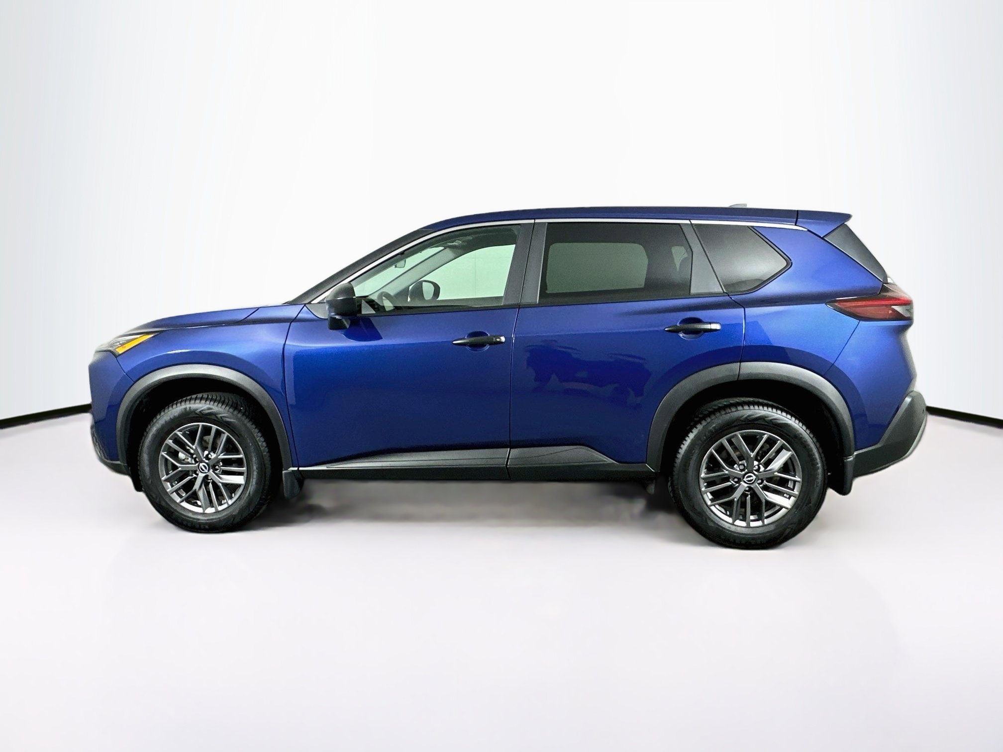 Used 2023 Nissan Rogue S AWD/4WD image 4