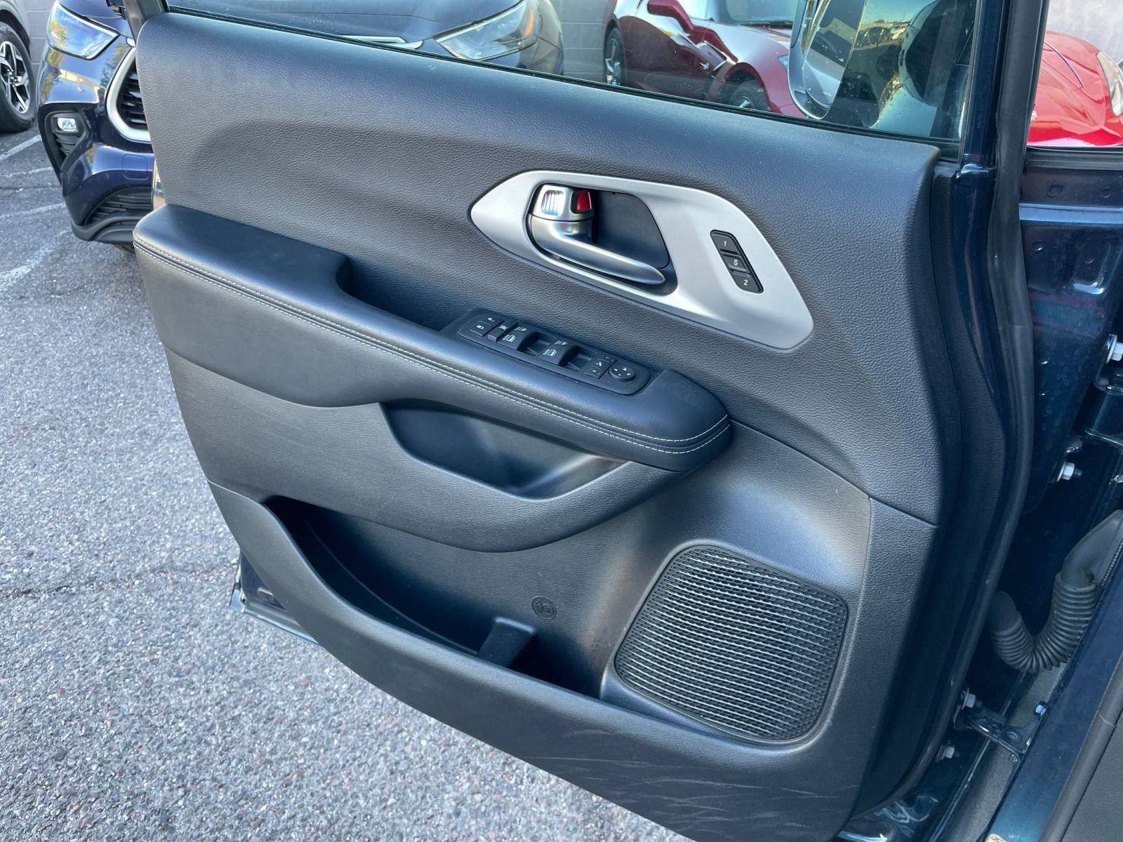 Used 2025 Chrysler Pacifica Limited image 18