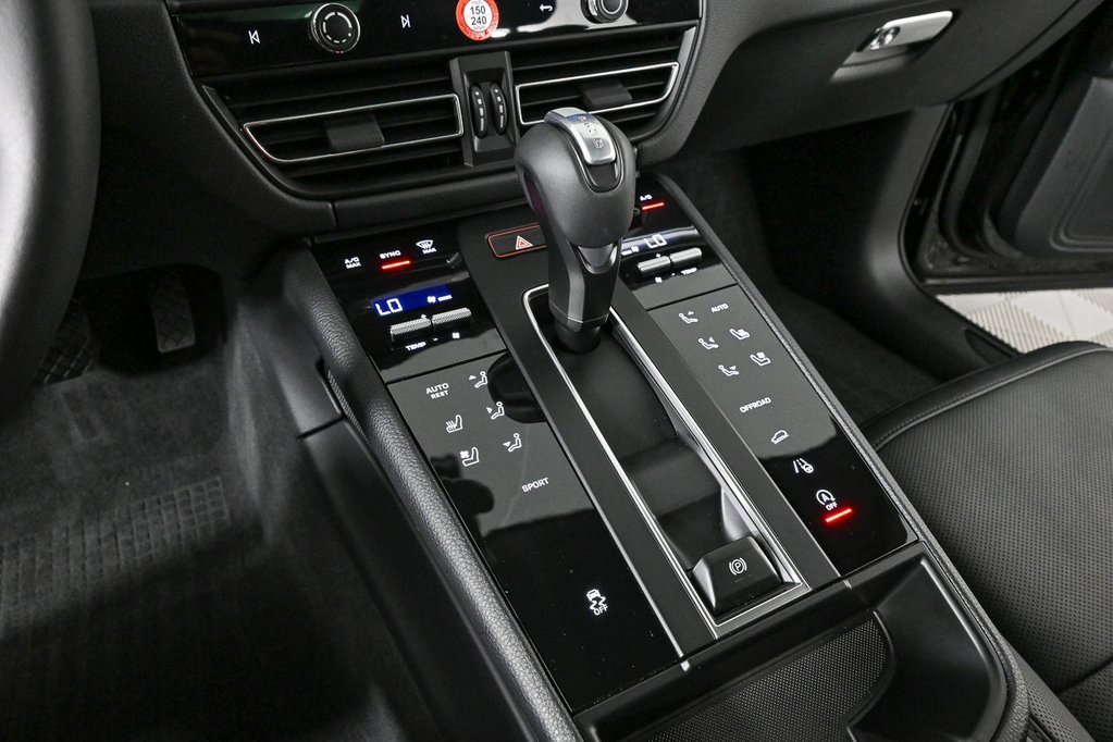 Used 2025 Porsche Macan image 19