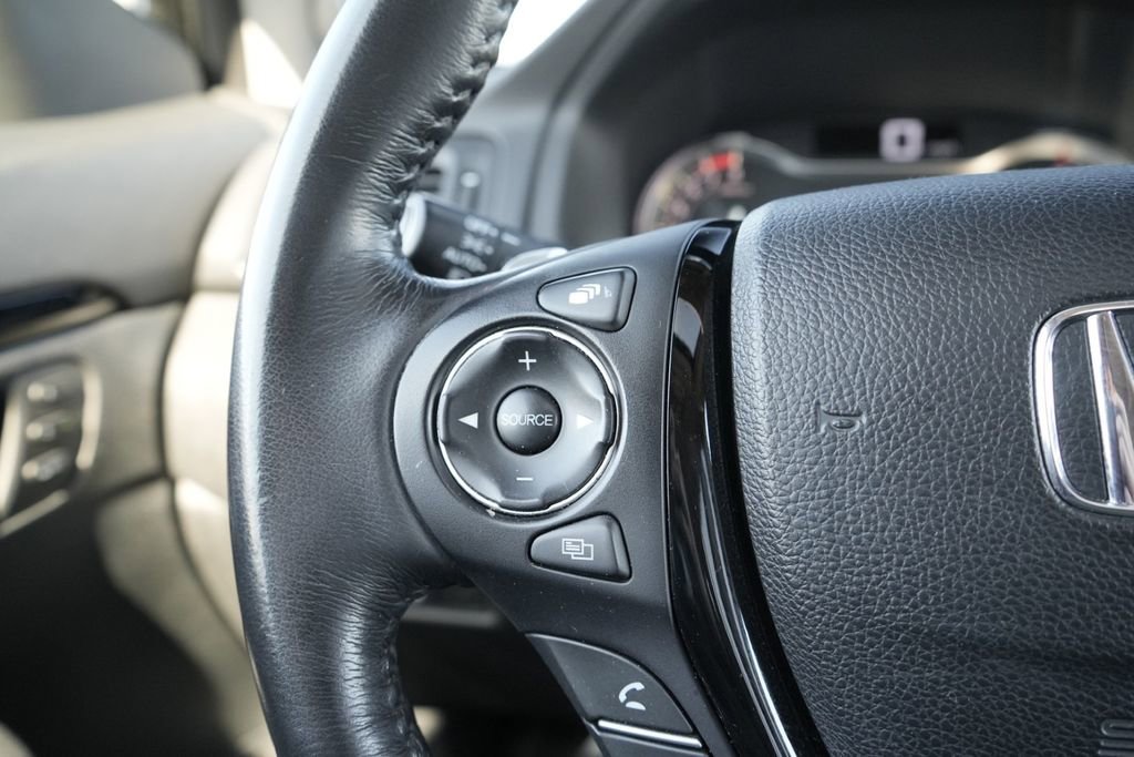 Used 2017 Honda Pilot Touring image 32