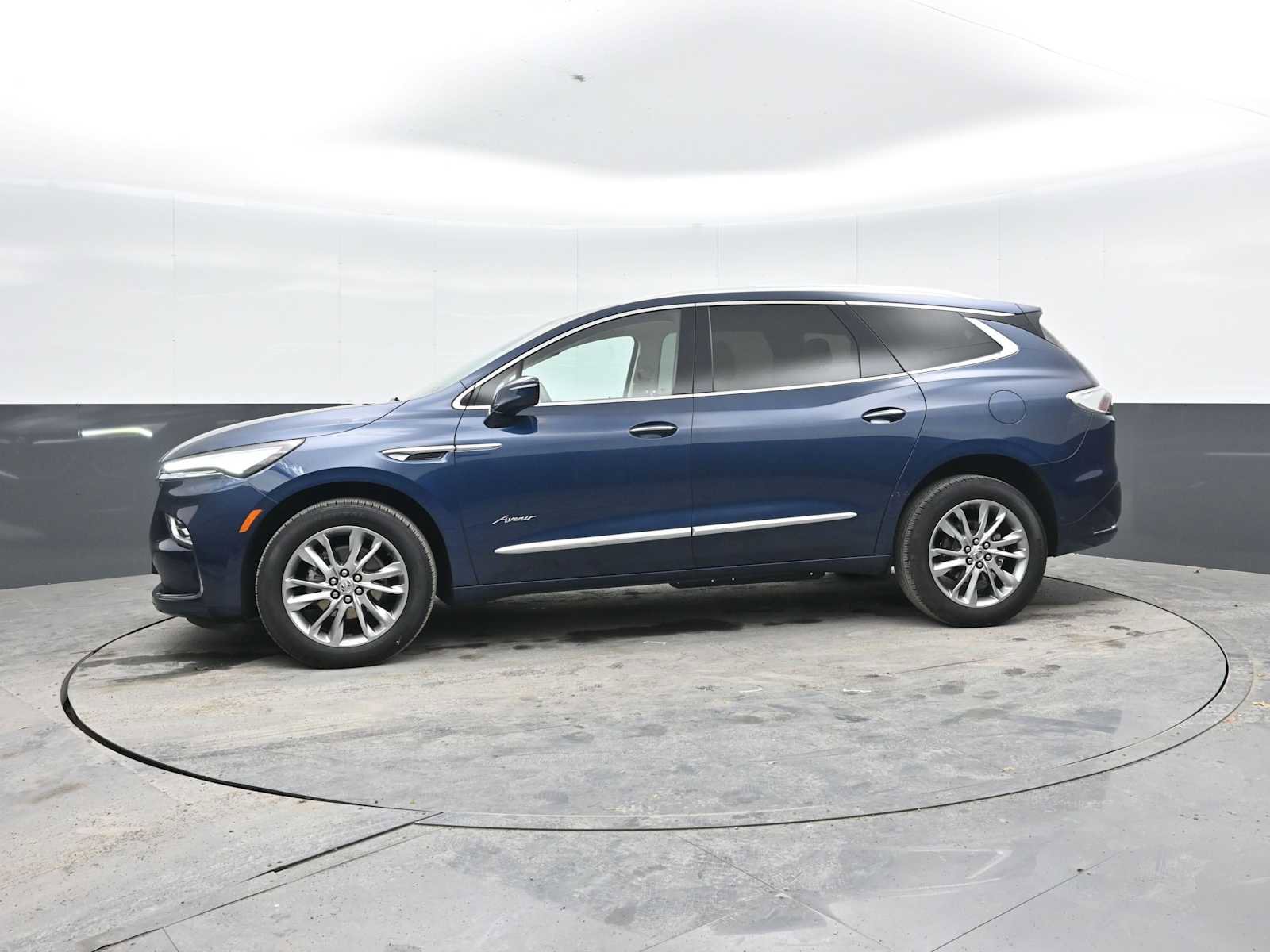 Used 2023 Buick Enclave Avenir w/ Avenir Technology Package FWD image 4