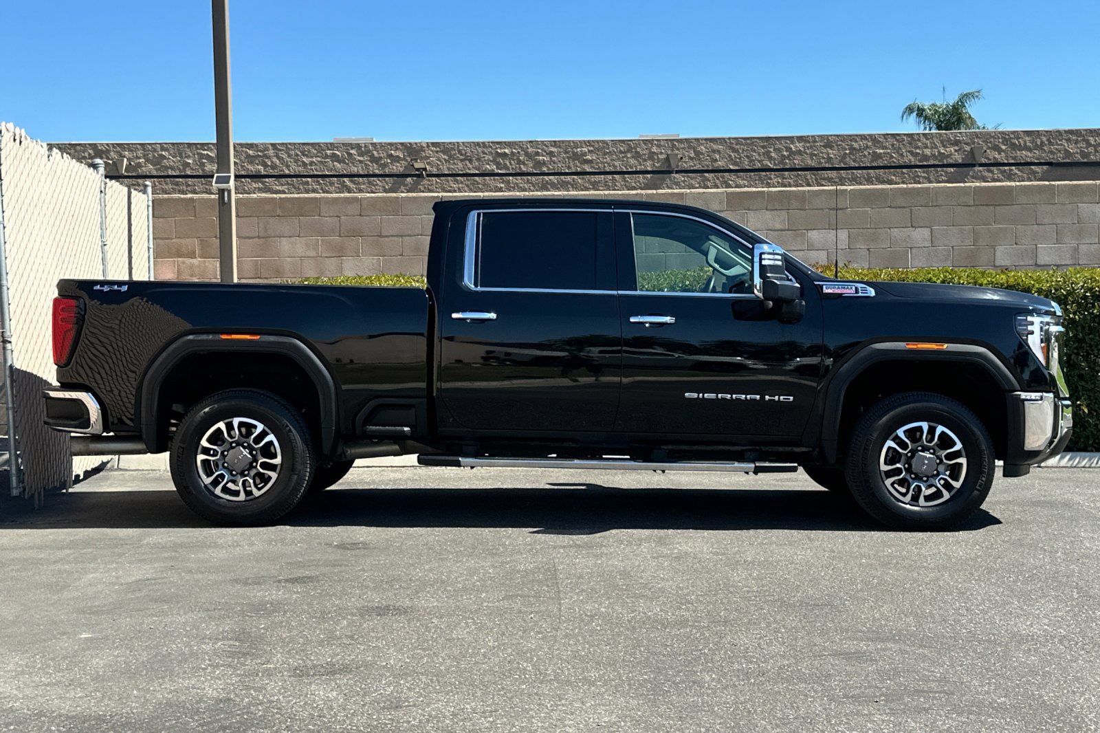 Certified 2025 GMC Sierra 2500 SLT w/ SLT Premium Package AWD/4WD image 3