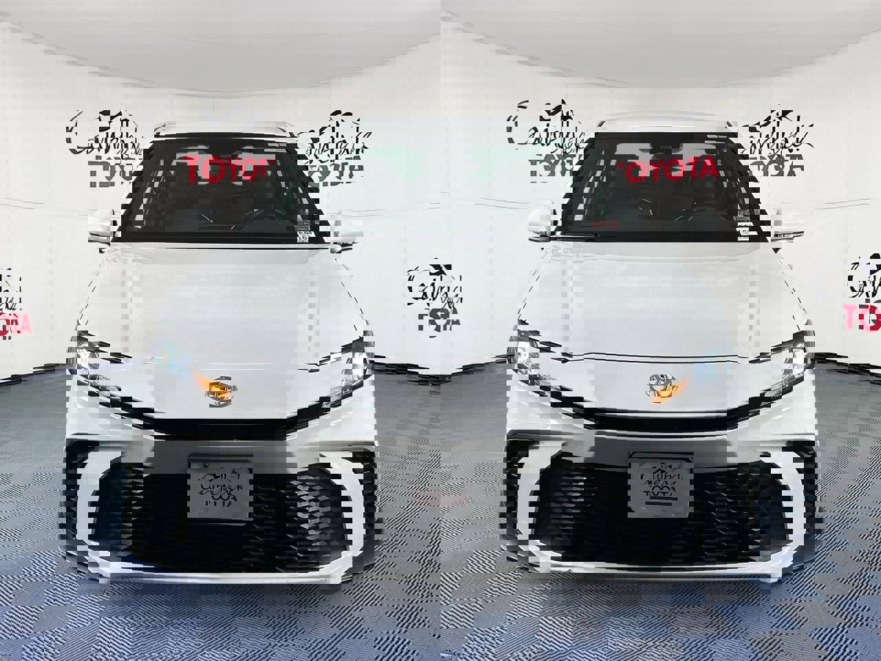 Used 2025 Toyota Camry SE image 3