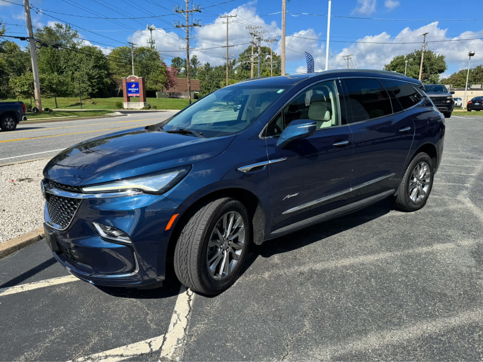 Used 2023 Buick Enclave Avenir w/ Avenir Technology Package AWD/4WD image 3