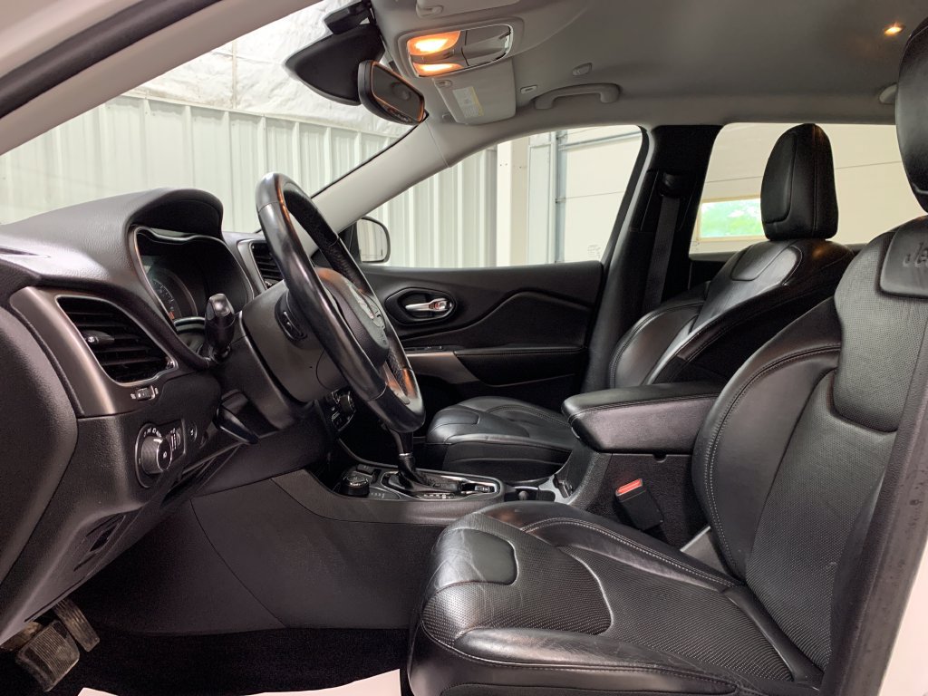 Used 2019 Jeep Cherokee Limited w/ Luxury Group AWD/4WD image 4