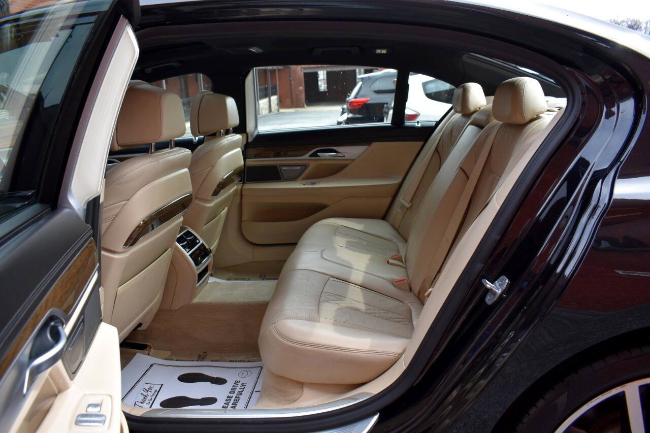 Used 2019 BMW 750i w/ Executive Package image 14