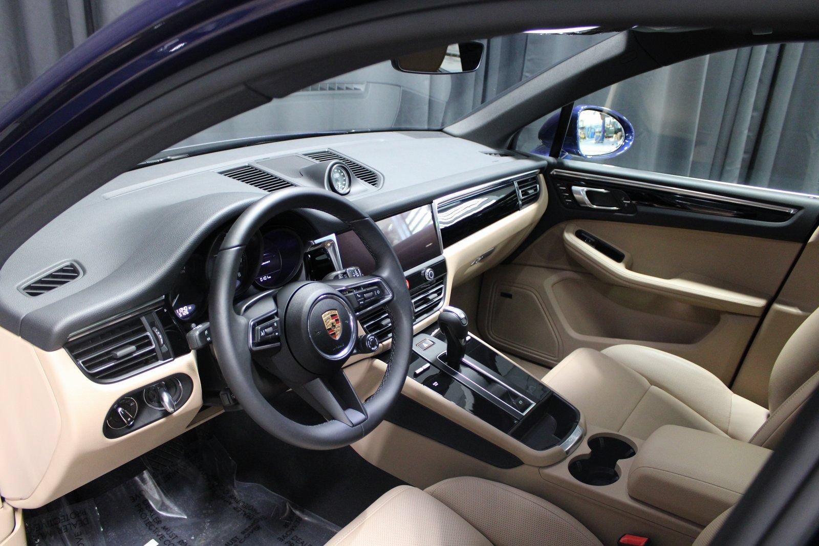 Certified 2025 Porsche Macan AWD/4WD image 4